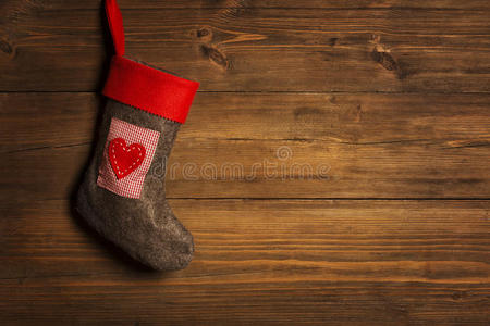 圣诞袜，袜子挂在肮脏的木质背景上，