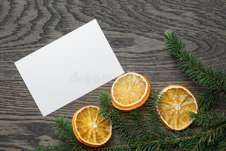 橡木桌上的云杉嫩枝和干橘子片