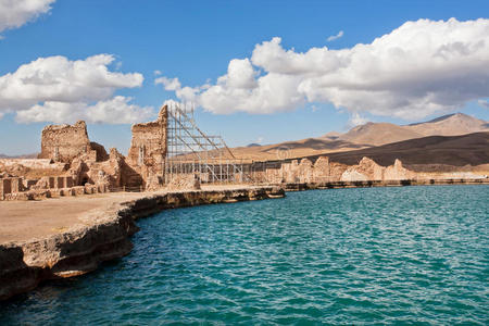 伊朗，拜火教圣殿塔克特索莱曼神庙被摧毁的城墙附近的山上的蓝色湖水。