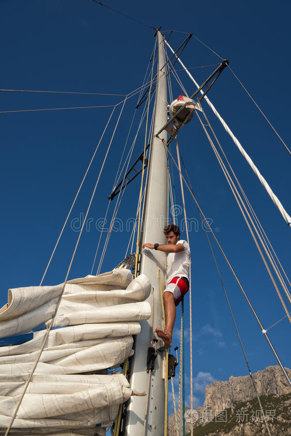 帆船上的年轻人，积极的生活方式，夏季运动理念