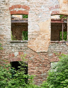 一座废弃的老建筑的照片