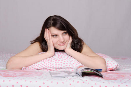 女孩梦到在床上看杂志