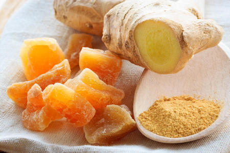 姜末乡村餐桌上的鲜榨姜末照片