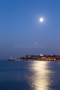 夜晚的海滨城市