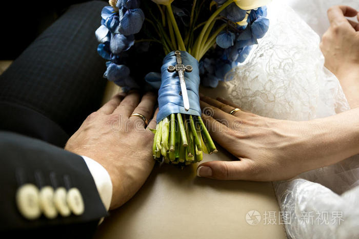 新郎新娘在车上牵着结婚花束