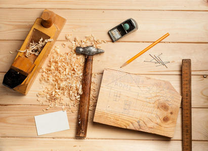 木桌子背景上的细木工工具