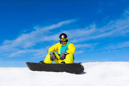 坐在雪山坡上的滑雪运动员