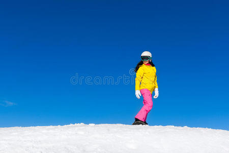 滑雪板滑女下山，下雪