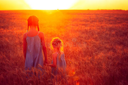 两个小女孩在日落场