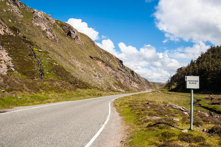 高地上有路标的乡村公路