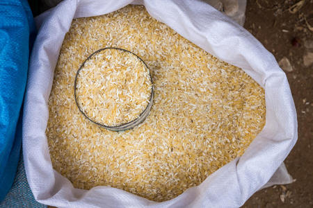 新鲜市场上的一袋泰国大米