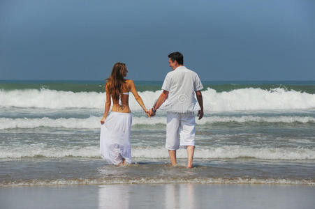 海滩上的一对年轻夫妇