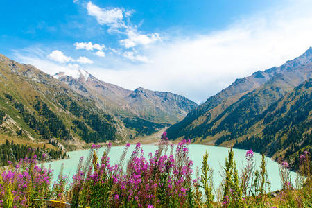 壮观的大阿拉木图湖，亚洲哈萨克斯坦阿拉木图的天山山脉