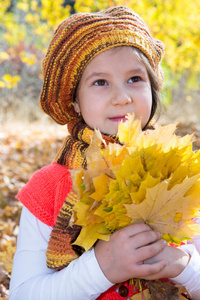 秋天的女孩和秋天的落叶玩耍