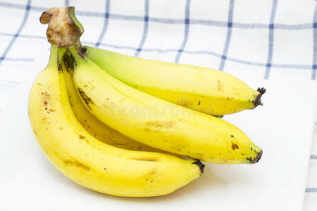 白色隔离香蕉。