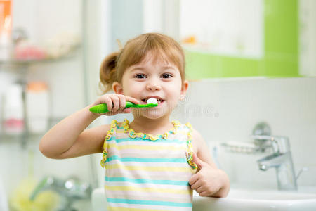 儿童在浴室刷牙