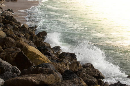 海岸上日落的海浪