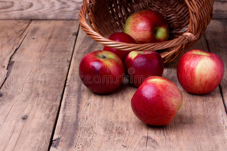 木质背景上的甜苹果