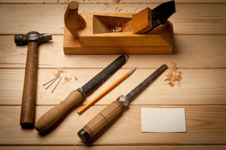 松木桌上的木工工具