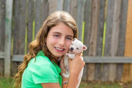 小女孩带着小狗宠物吉娃娃玩得开心