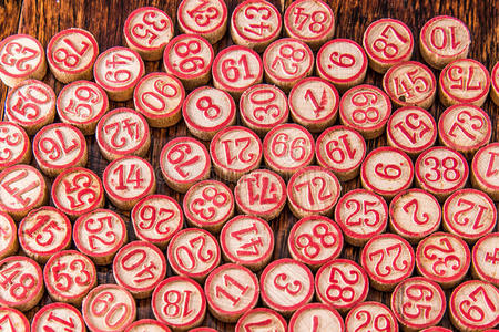 木制数字木制宾果数字筹码照片