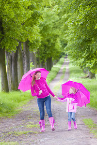 妈妈和女儿撑着伞