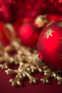 红色和金色的圣诞装饰在明亮的背景上