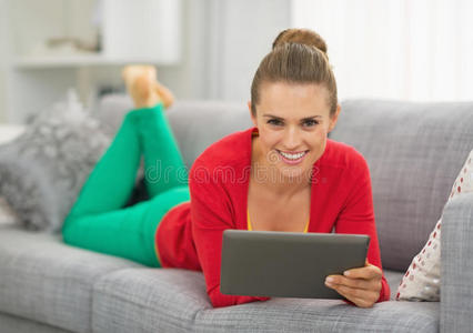 躺在沙发上的女人用平板电脑