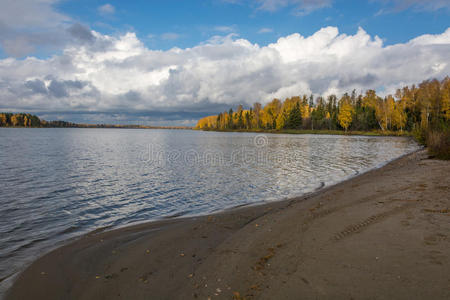 水库 湖水 天空 地平线 反射 自然 季节 海滩 入口 银行
