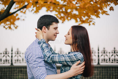 浪漫情侣在秋天公园接吻