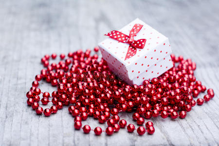 红色珍珠上有红点的白色礼盒