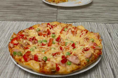 盘子里有热肉披萨。