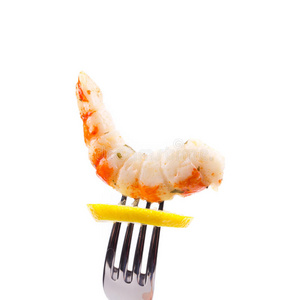 叉子上的虾。