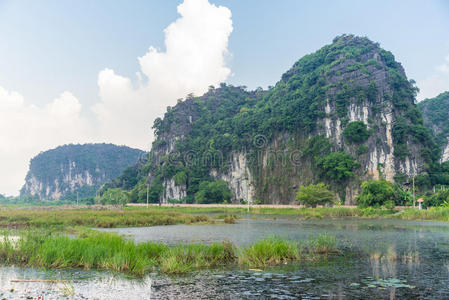 一座陡峭的小山，在绿色的田野中间