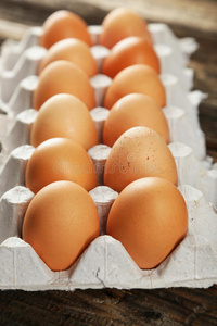包里的鸡蛋在棕色的woden背景上。