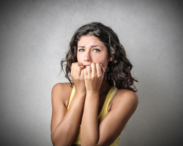 忧心忡忡的女孩照片