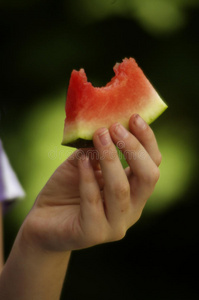 咬一口的西瓜片照片