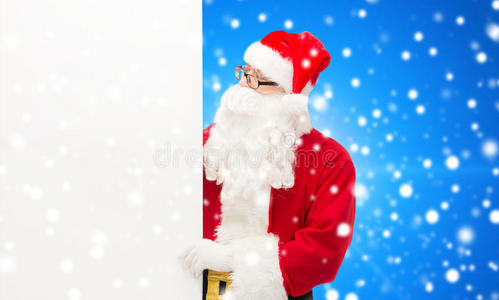 穿着圣诞老人服装的男人拿着广告牌