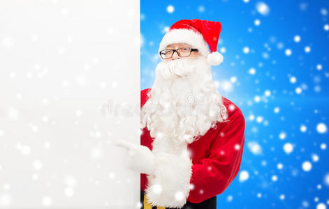 穿着圣诞老人服装的男人拿着广告牌