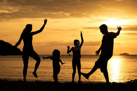 沙滩嬉戏图片-沙滩嬉戏素材-沙滩嬉戏插画-摄图新视界