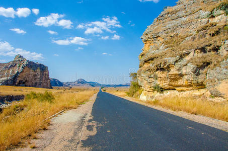 在荒野中的madagaskar公路旅行