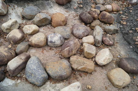 干沟里的石头照片