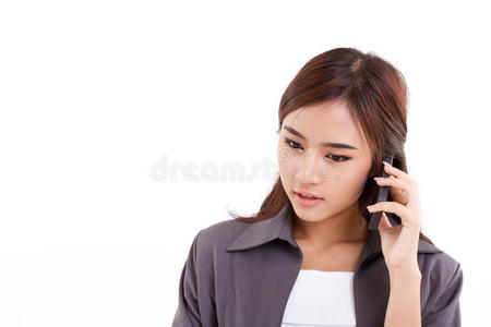 商务女性通过智能手机聊天