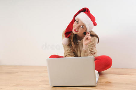 美丽的微笑年轻女子圣诞帽搜索网上压力