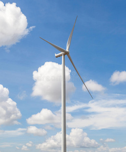 该风电机组以美丽多云的蓝天为背景，倡导可再生能源和清洁能源。