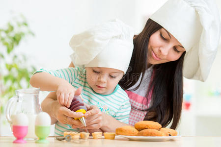 妈妈和小女孩在做饼干