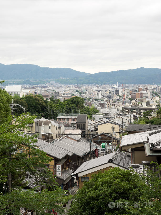 从清水正孝寺看，京都城有多云的景色。