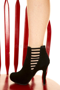 女人腿黑色高跟鞋红色椅子架