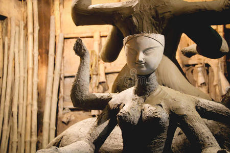 杜尔加女神的力量印度教女神杜尔加泥塑雕像上的绘画.