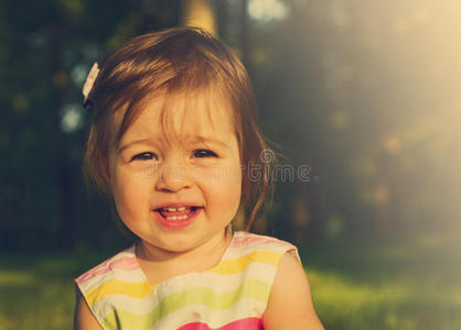 快乐可爱微笑女孩的色调肖像。色调